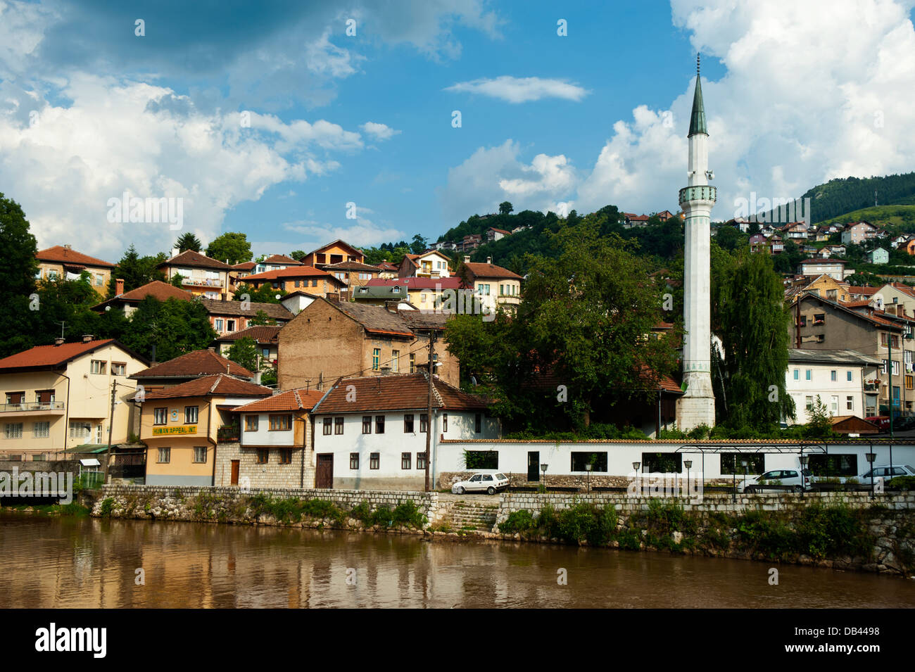 Miljacka Riverside. Sarajevo. Bosnien und Herzegowina. Balkan. Europa. Stockfoto
