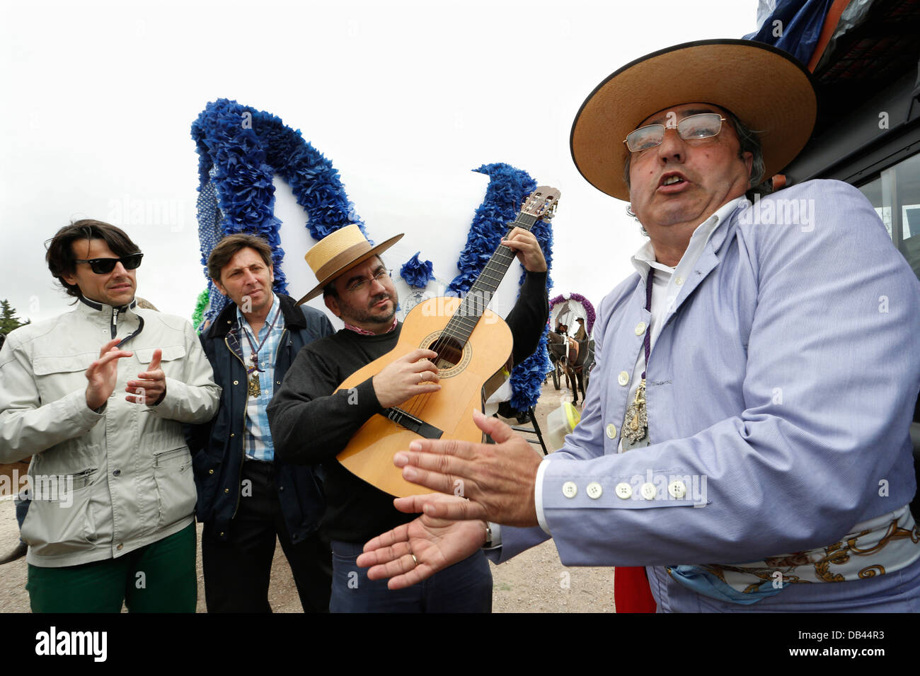 Katholische Pilger machen die Wallfahrt nach El Rocio singen Lieder der Hingabe. Stockfoto