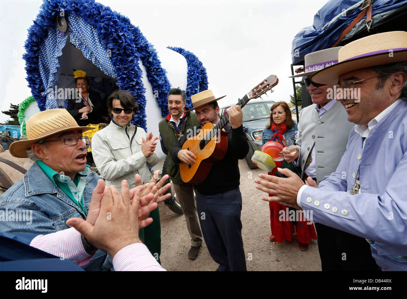 Katholische Pilger machen die Wallfahrt nach El Rocio singen Lieder der Hingabe. Stockfoto