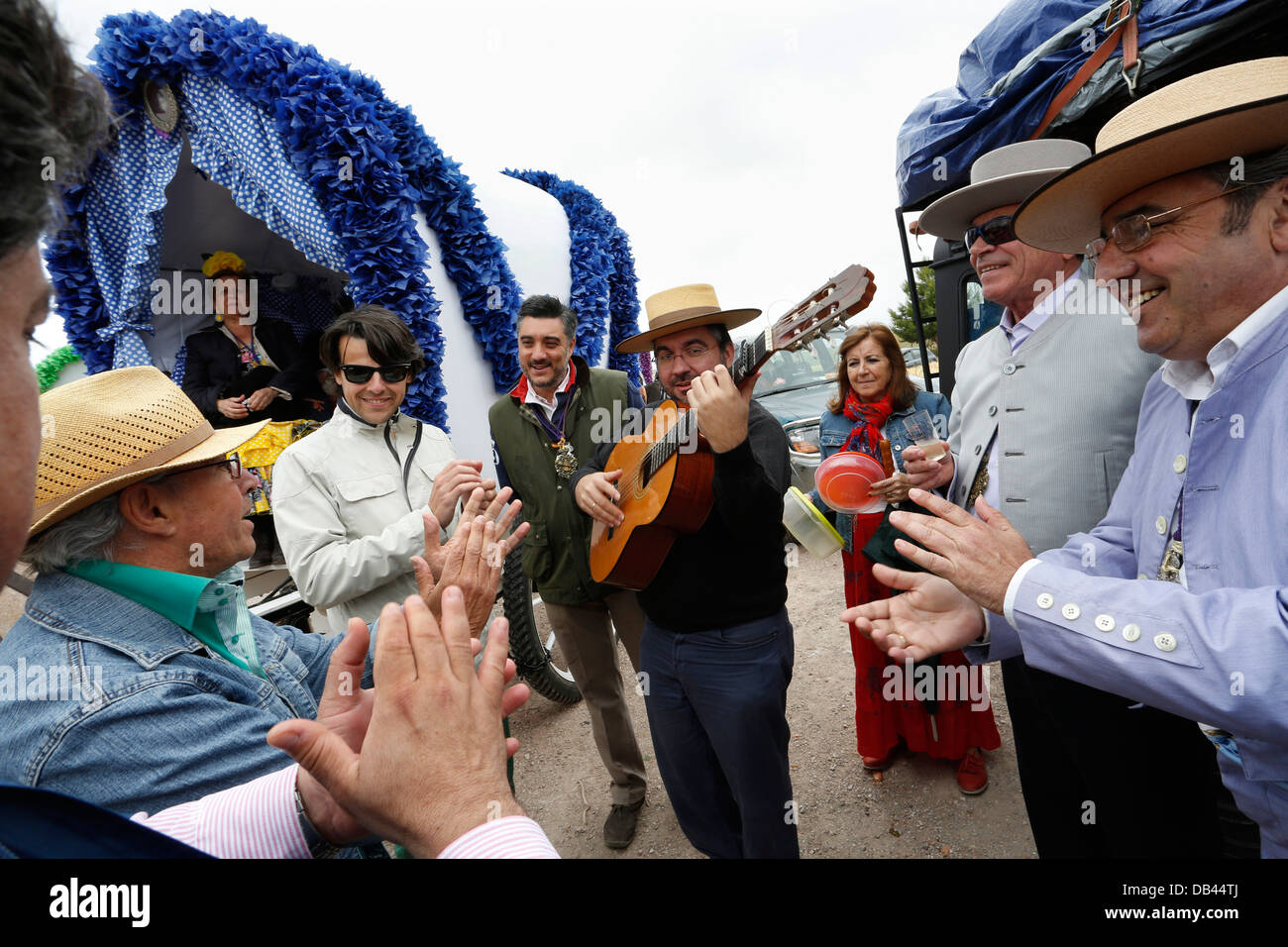 Katholische Pilger machen die Wallfahrt nach El Rocio singen Lieder der Hingabe. Stockfoto