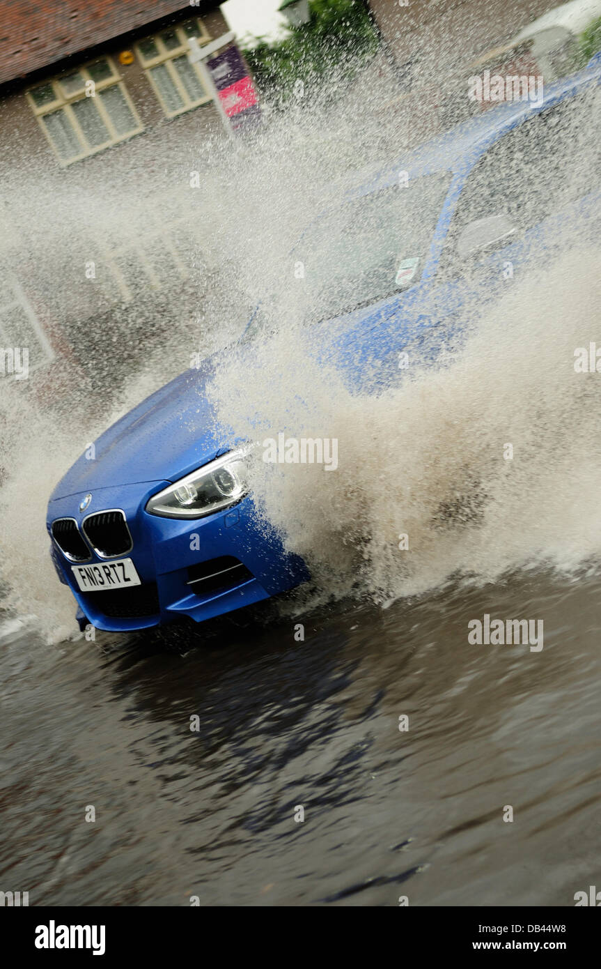 Hucknall, Notts.23rd Juli 2013.Flash Hochwasser, Gewitter, starke Winde, wirken sich verheerend auf den Straßen in und um Nottinghamshire. Viele Straßen und Häuser sind überflutet, nach dem Ende der Hitzewelle. Bildnachweis: Ian Francis/Alamy Live-Nachrichten Stockfoto