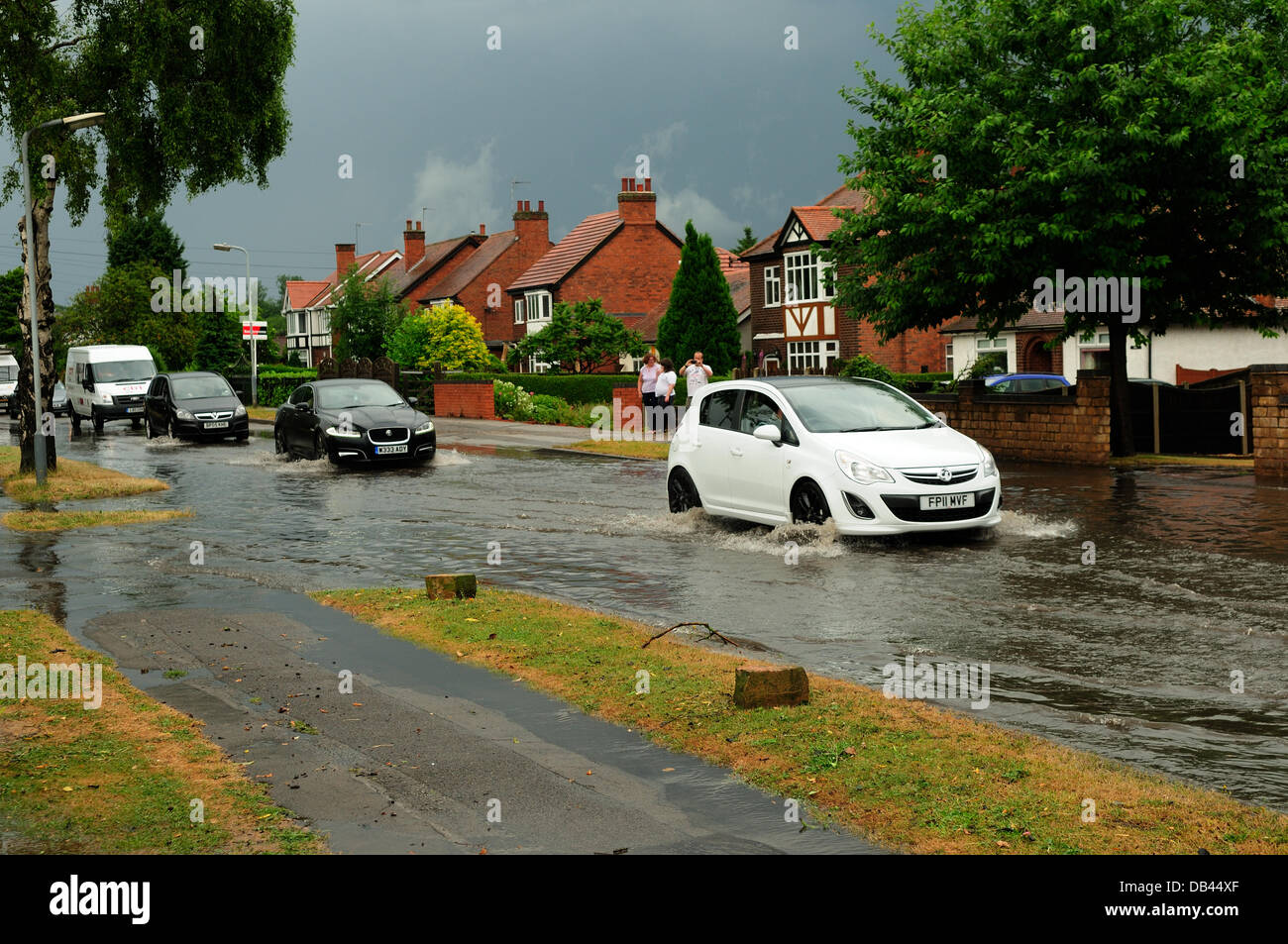 Hucknall, Notts.23rd Juli 2013.Flash Hochwasser, Gewitter, starke Winde, wirken sich verheerend auf den Straßen in und um Nottinghamshire. Viele Straßen und Häuser sind überflutet, nach dem Ende der Hitzewelle. Bildnachweis: Ian Francis/Alamy Live-Nachrichten Stockfoto