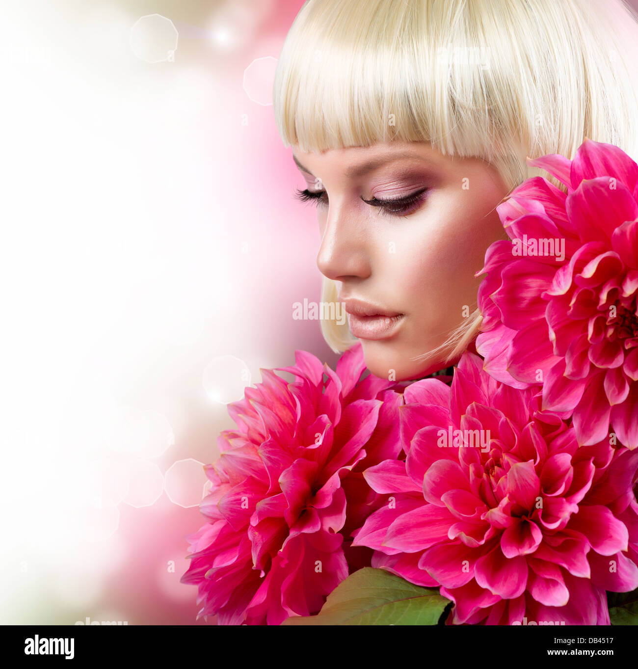 Mode-blondes Mädchen mit großen rosa Blüten Stockfoto