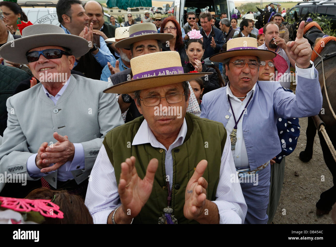 Katholische Pilger Reisen nach El Rocio aus Jerez singen Lieder der Verehrung der Jungfrau Maria Stockfoto