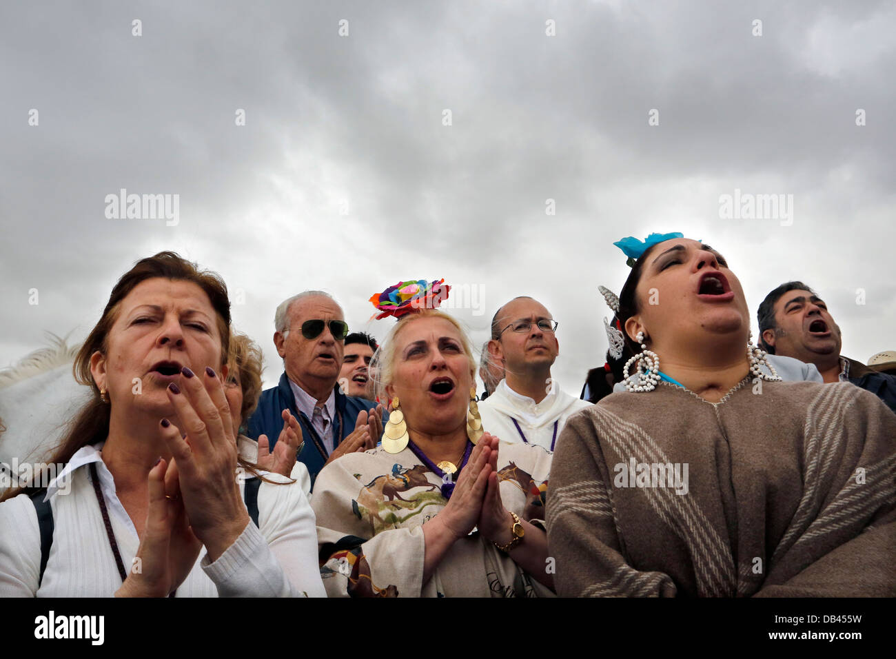 Katholische Pilger Reisen nach El Rocio aus Jerez singen Lieder der Verehrung der Jungfrau Maria Stockfoto