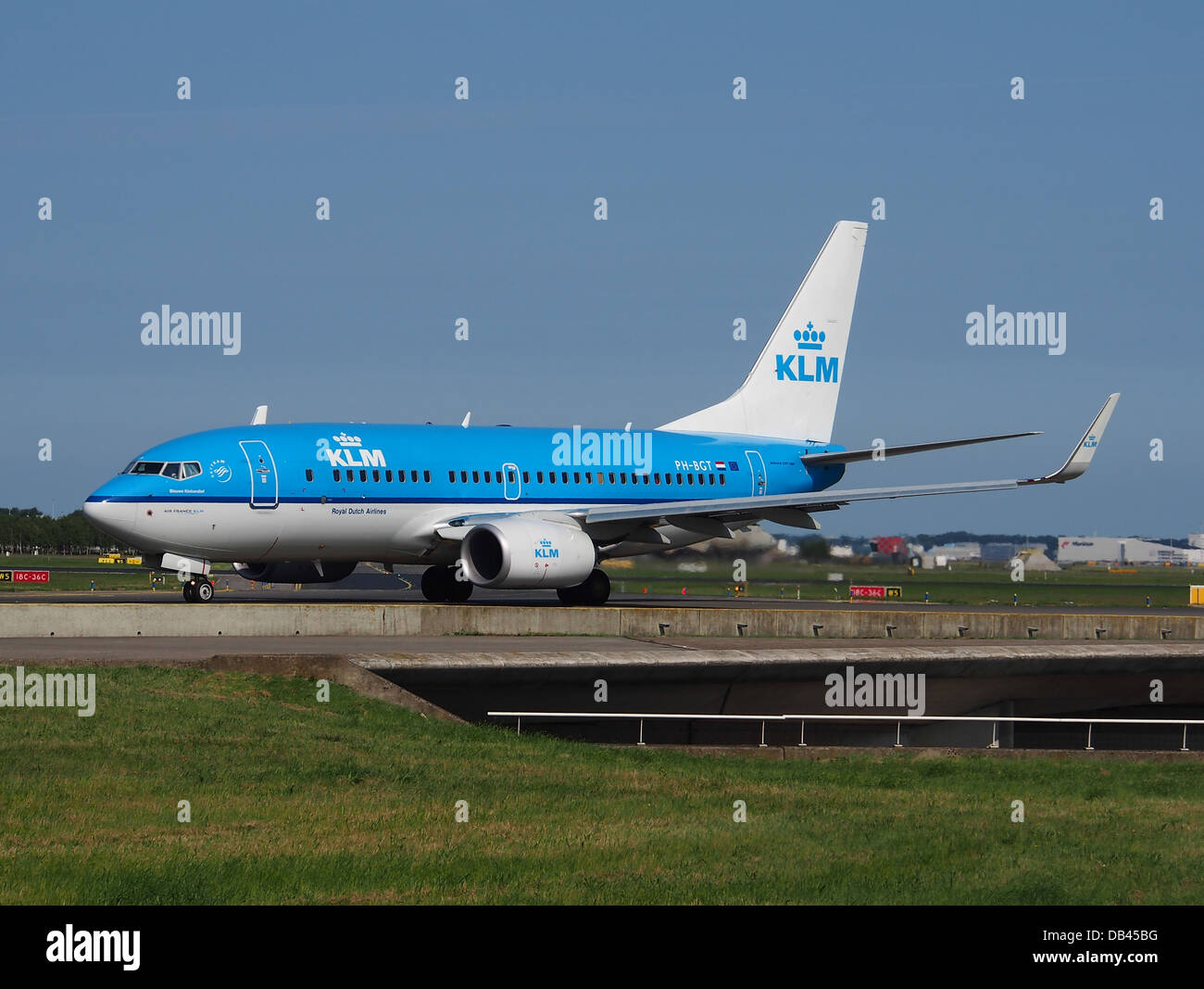 PH-BGT ist eine Boeing 737-7K2(WL), die von KLM Royal Dutch Airlines für kurz- und Mittelstreckenflüge betrieben wird. Dieses Flugzeug gehört zur modernen Flotte von KLM und ist für Kraftstoffeffizienz und Passagierkomfort auf europäischen Strecken optimiert. Stockfoto