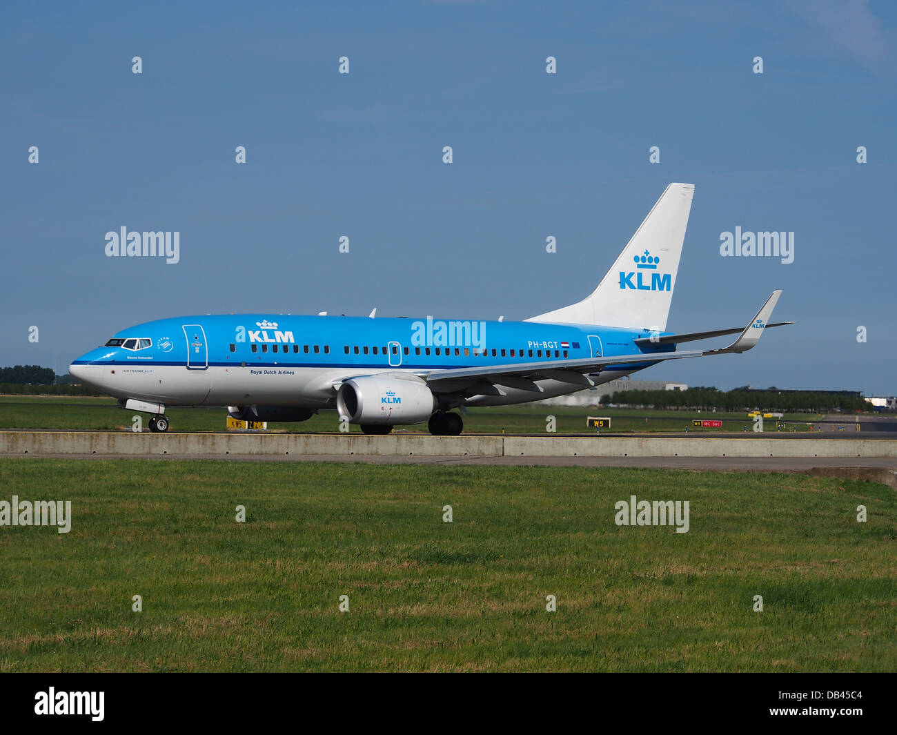 PH-BGT ist eine Boeing 737-7K2(WL), die von KLM Royal Dutch Airlines betrieben wird. Das Flugzeug wird für Mittelstreckenflüge eingesetzt und bietet ein Gleichgewicht zwischen Leistung und Effizienz. Es ist Teil der KLM-Flotte regionaler und internationaler Flugzeuge und bedient Strecken quer durch Europa und darüber hinaus. Stockfoto