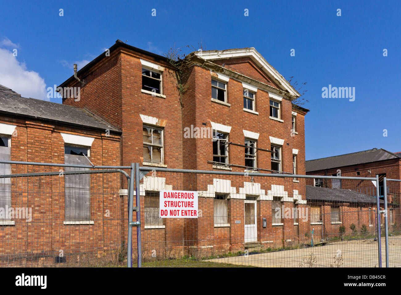 Alte workhouse Gebäude in Wellingborough Road, Northampton, umzäunten als eine gefährliche Struktur zu sein. Stockfoto