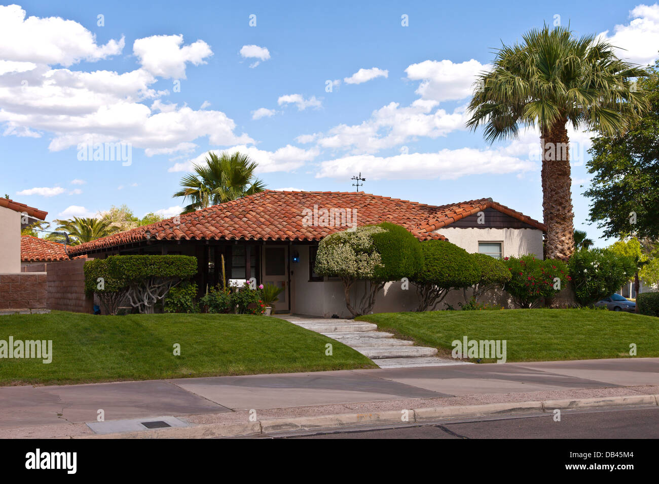 Ziegeldach und Palmen Bäume eine Nachbarschaft in Boulder City, Nevada. Stockfoto