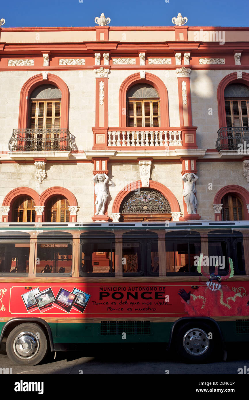 Historisches Gebäude mit Tour Bus, Ponce, Puerto Rico Stockfoto