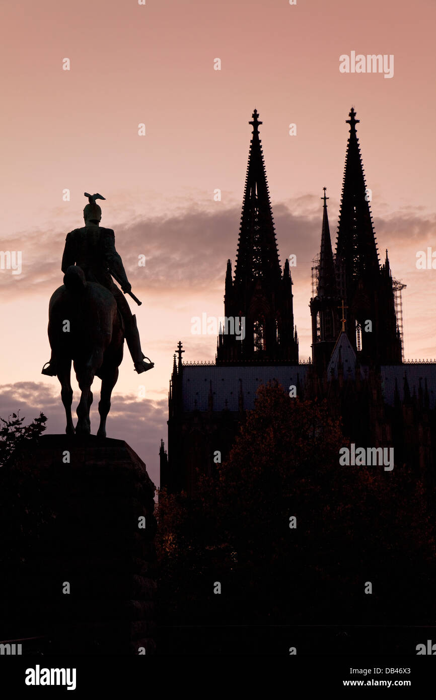 Kölner Dom mit Statue eines Mitglieds der Familie Hohenzollern, Köln, Nordrhein-Westfalen, Deutschland Stockfoto