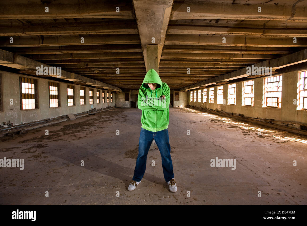 Mann posiert in großen Raum in einem alten verlassenen Gefängnis in der Nähe von Santa Fe, New Mexico Stockfoto