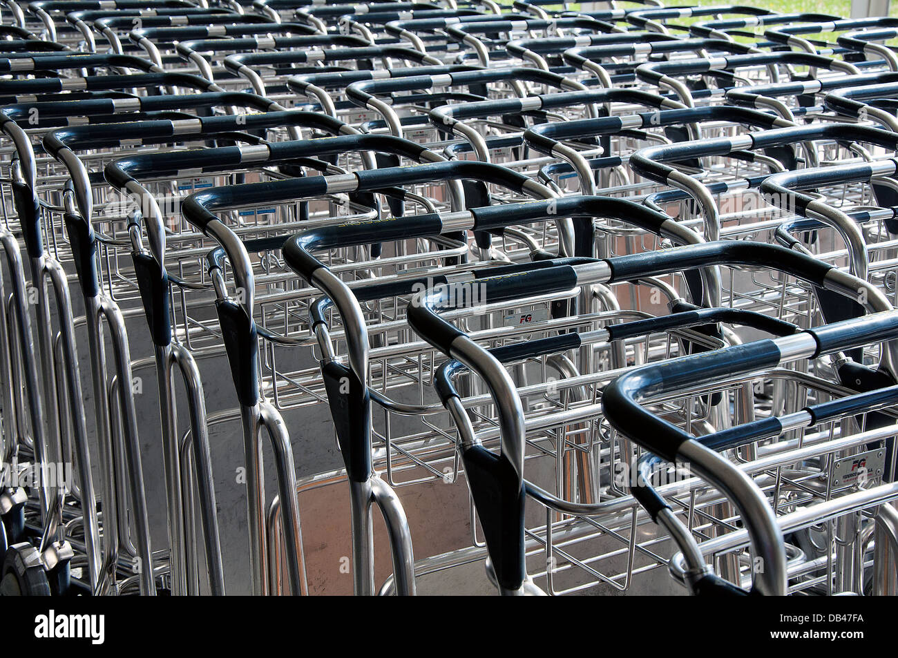 Mehrere Wagen am Flughafen Tragetaschen Stockfoto