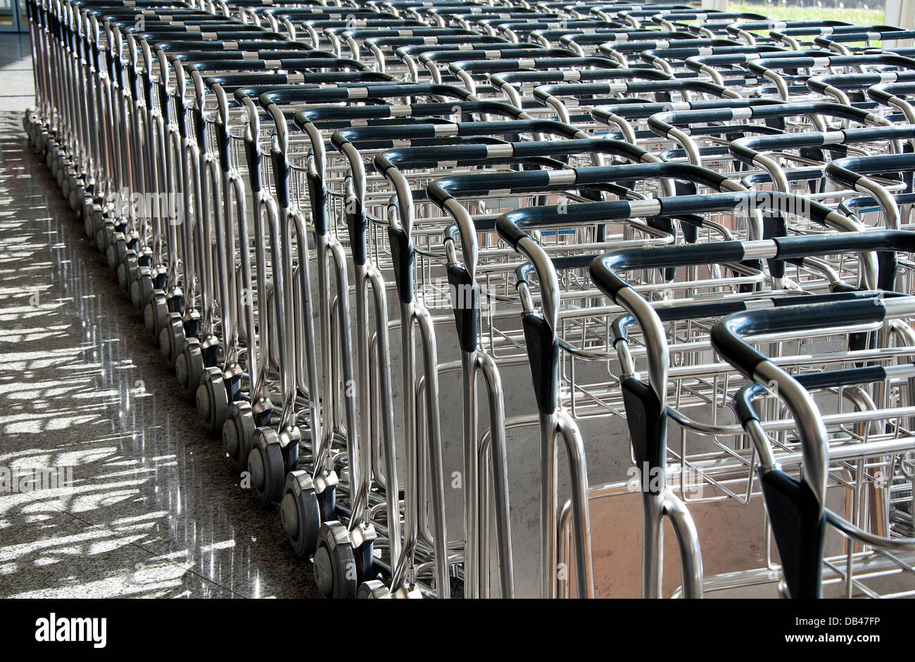 Mehrere Wagen am Flughafen Tragetaschen Stockfoto