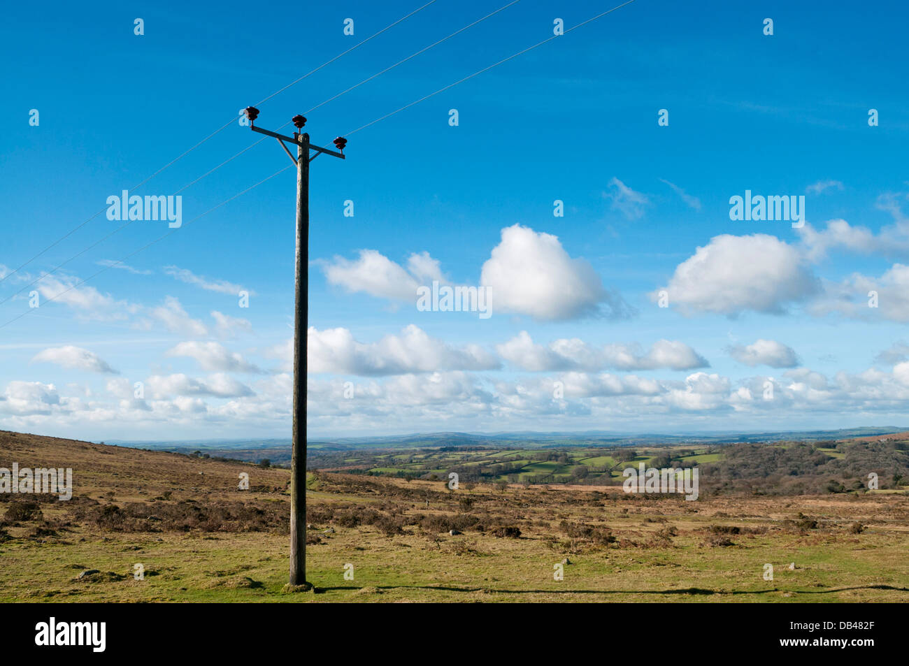 Elektrizität Mast mit niedriger Spannung Stromkabel über Dartmoor, Devon, UK Stockfoto