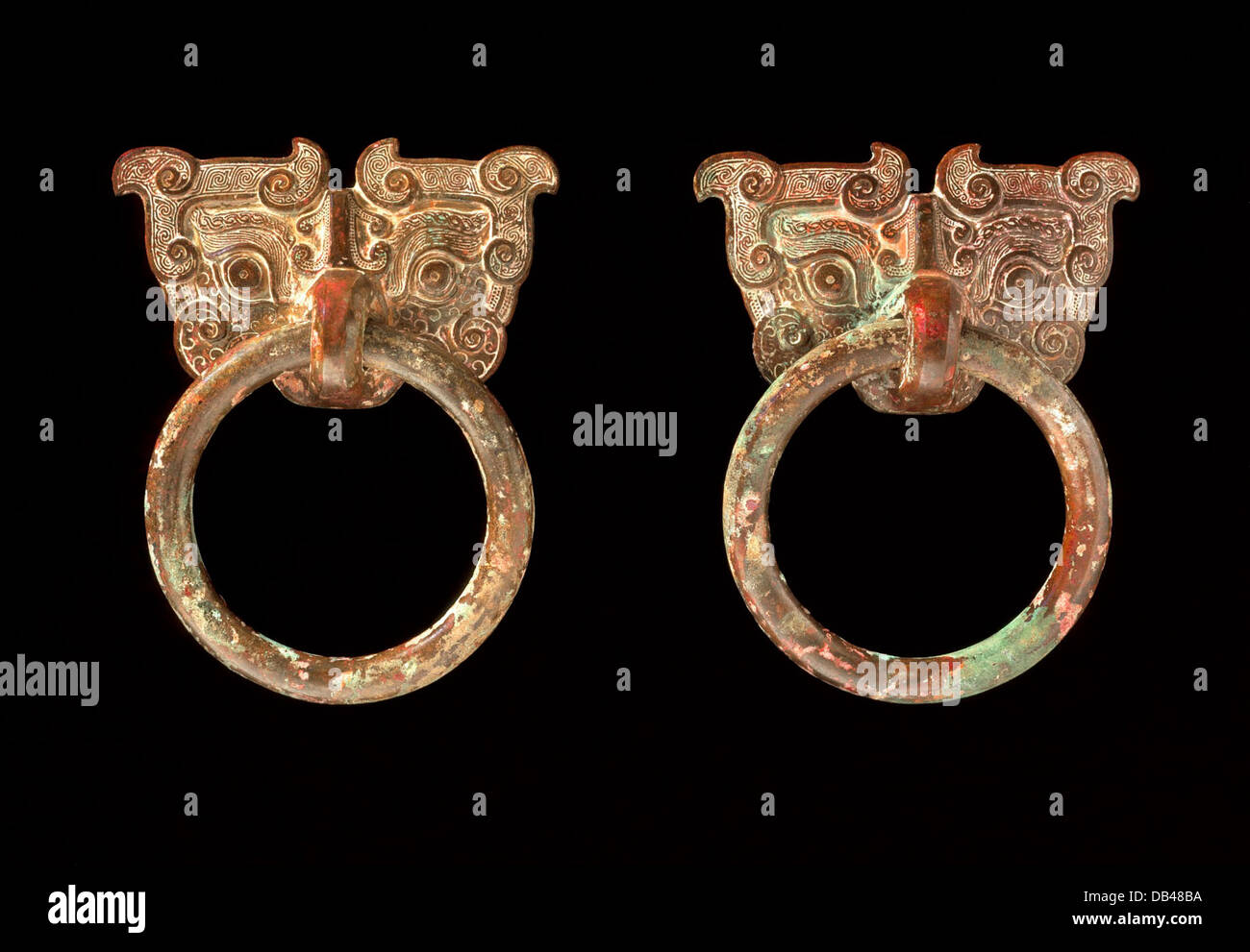 Maske-Halterungen (Huan) mit Ring Griffe AC1995.148.1.1-.2 Stockfoto