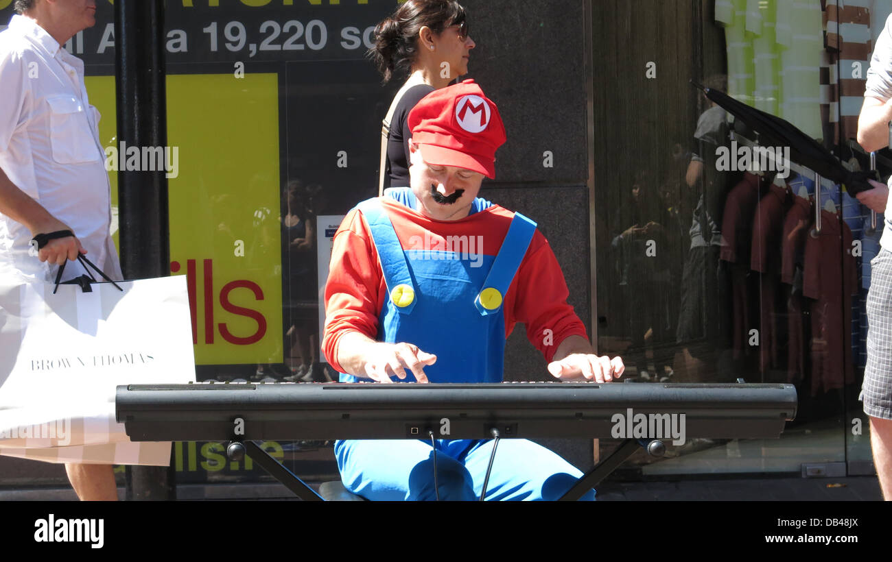 Verkleidet als Nintendo Videospiel-Figur Super Mario auf Dublins Gradton Straße führt Dublin Street performer Stockfoto