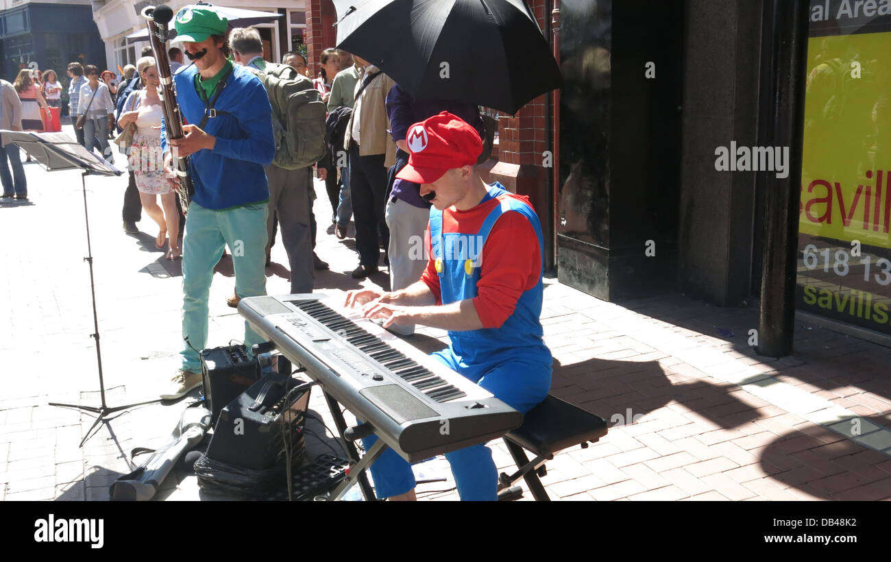 Verkleidet als Nintendo Videospiel-Figur Super Mario auf Dublins Gradton Straße führt Dublin Street performer Stockfoto