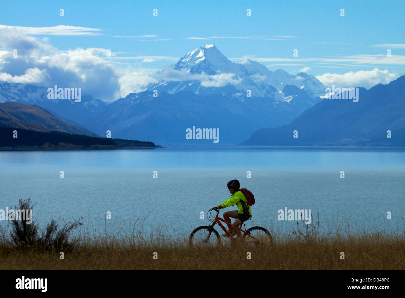 Radfahrer auf Alpen 2 Meer Radweg, Lake Pukaki und Aoraki / Mt Cook Mackenzie Country, Canterbury, Südinsel, Neuseeland Stockfoto