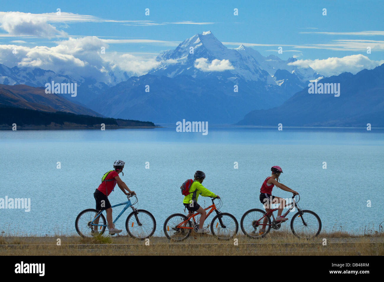 Radfahrer auf Alpen 2 Ozean cycle Trail, Lake Pukaki und Aoraki / Mt Cook Mackenzie Country, Canterbury, Neuseeland Stockfoto