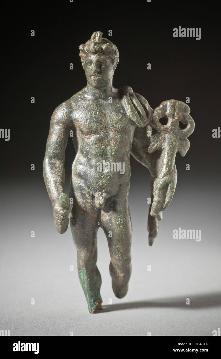 Diese Bronzeskulptur von Mercury, dem römischen Gott des Handels, der Kommunikation und des Reisens, ist akribisch mit detaillierten Details gefertigt. Seine legendären geflügelten Sandalen und Caduceus sind deutlich dargestellt und symbolisieren seine göttlichen Rollen. Stockfoto