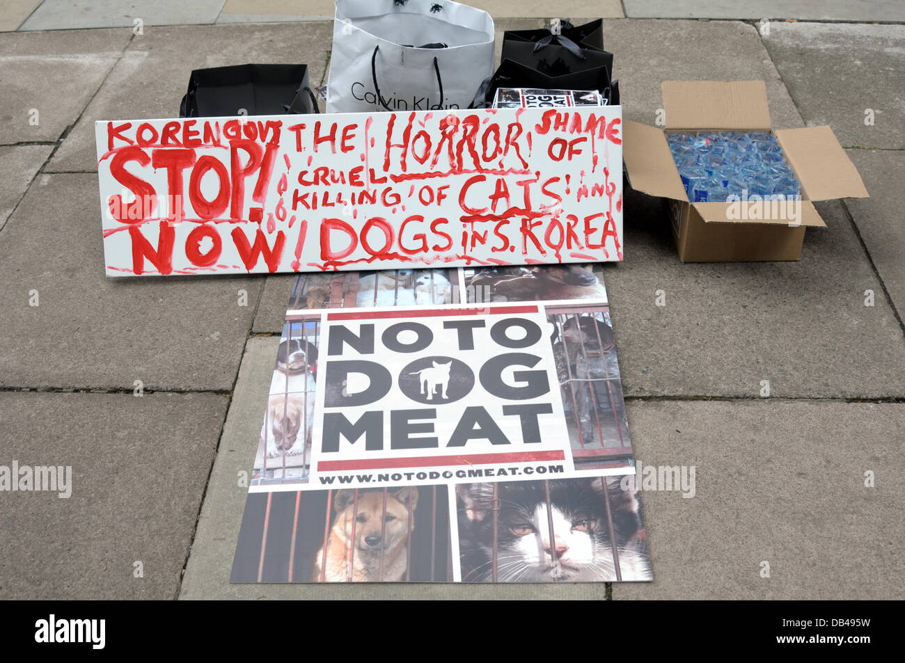 Plakate Plakate auf den Boden-Protest gegen die Republik Korea, in den nächsten 60 Tagen für den Hund Essen Festival Bokdays außerhalb der koreanischen Botschaft in London. Stockfoto