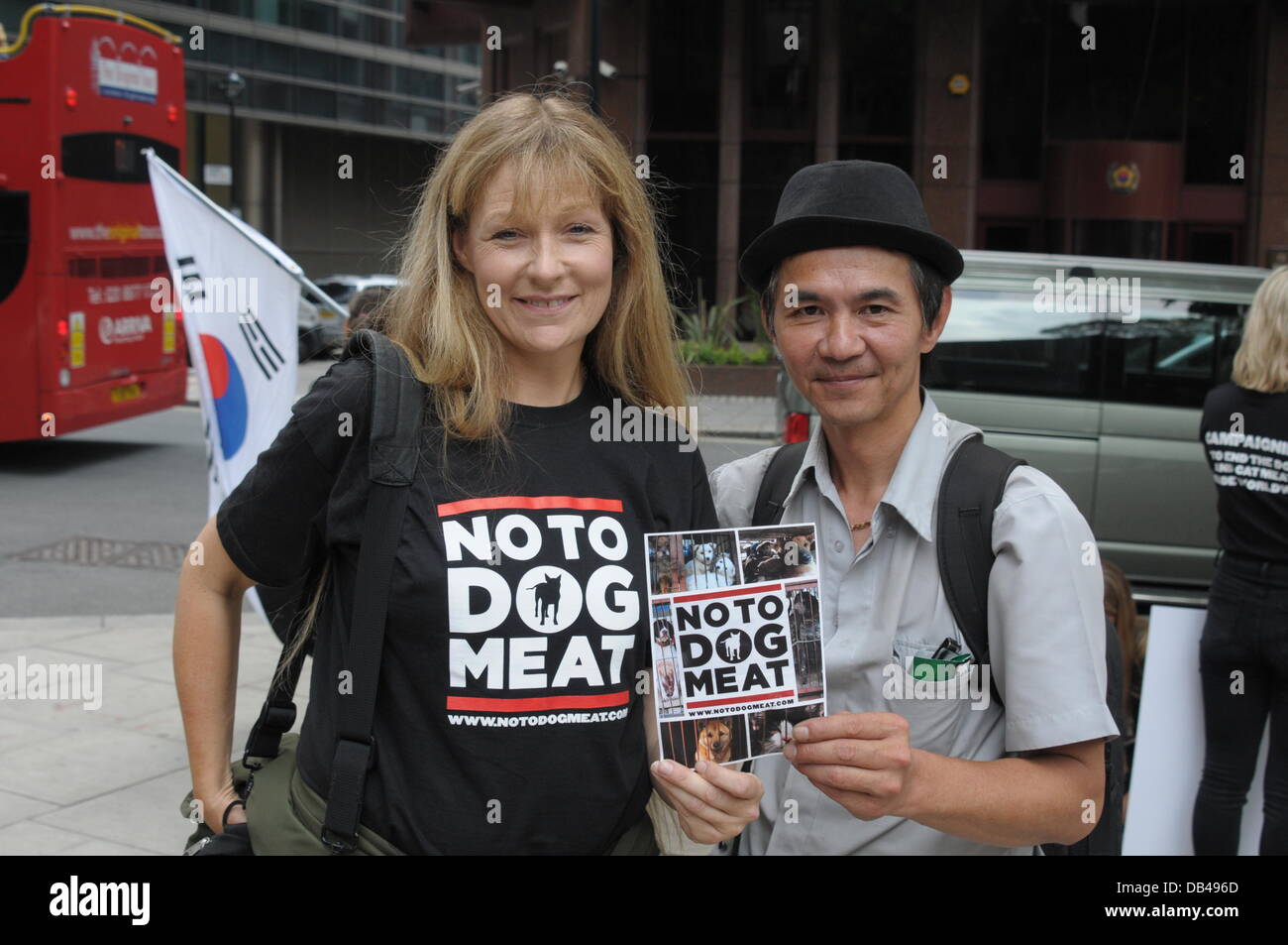 Activs tragen ein T-shirt "kein Hundefleisch zu einem chinesischen Fotografen protestieren gegen die Republik Korea in den nächsten 60 Tagen für den Hund Essen Festival Bokdays außerhalb der koreanischen Botschaft in London. Stockfoto