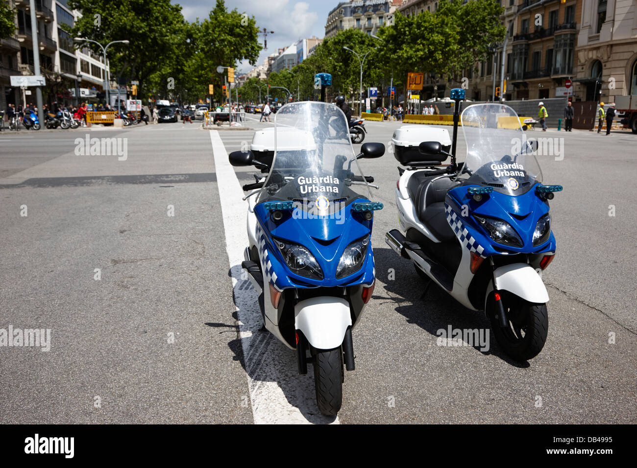 zwei Polizeistreife Guardia Urbana Stadt Motorräder am Passeig de Gracia Barcelona-Katalonien-Spanien Stockfoto