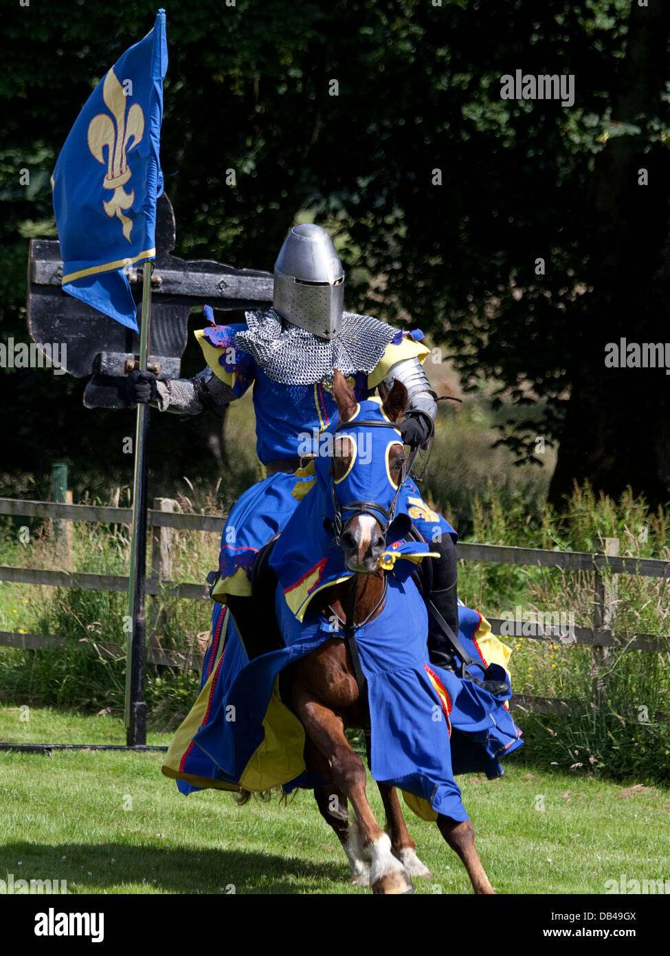 Ein Ritter betreten des Feldes während einer mittelalterlichen Reenactment-Veranstaltung am Castle Fraser, Schottland Stockfoto