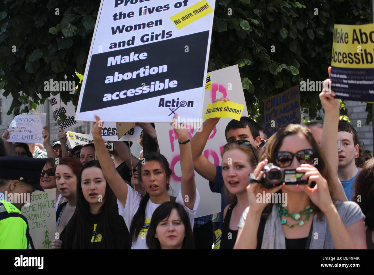 Pro-Wahl Aktivisten protestieren gegen einen Pro-Life-Marsch auf Dublins O' Connell Street Stockfoto