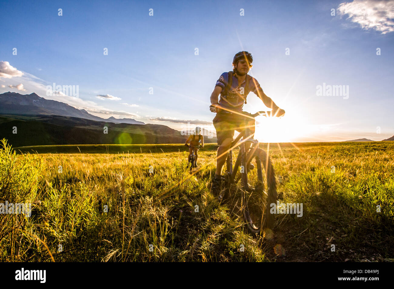 Hilaree O'Neill und Stuart Sundell-Norlin Mountainbiken in Telluride, Colorado. Stockfoto