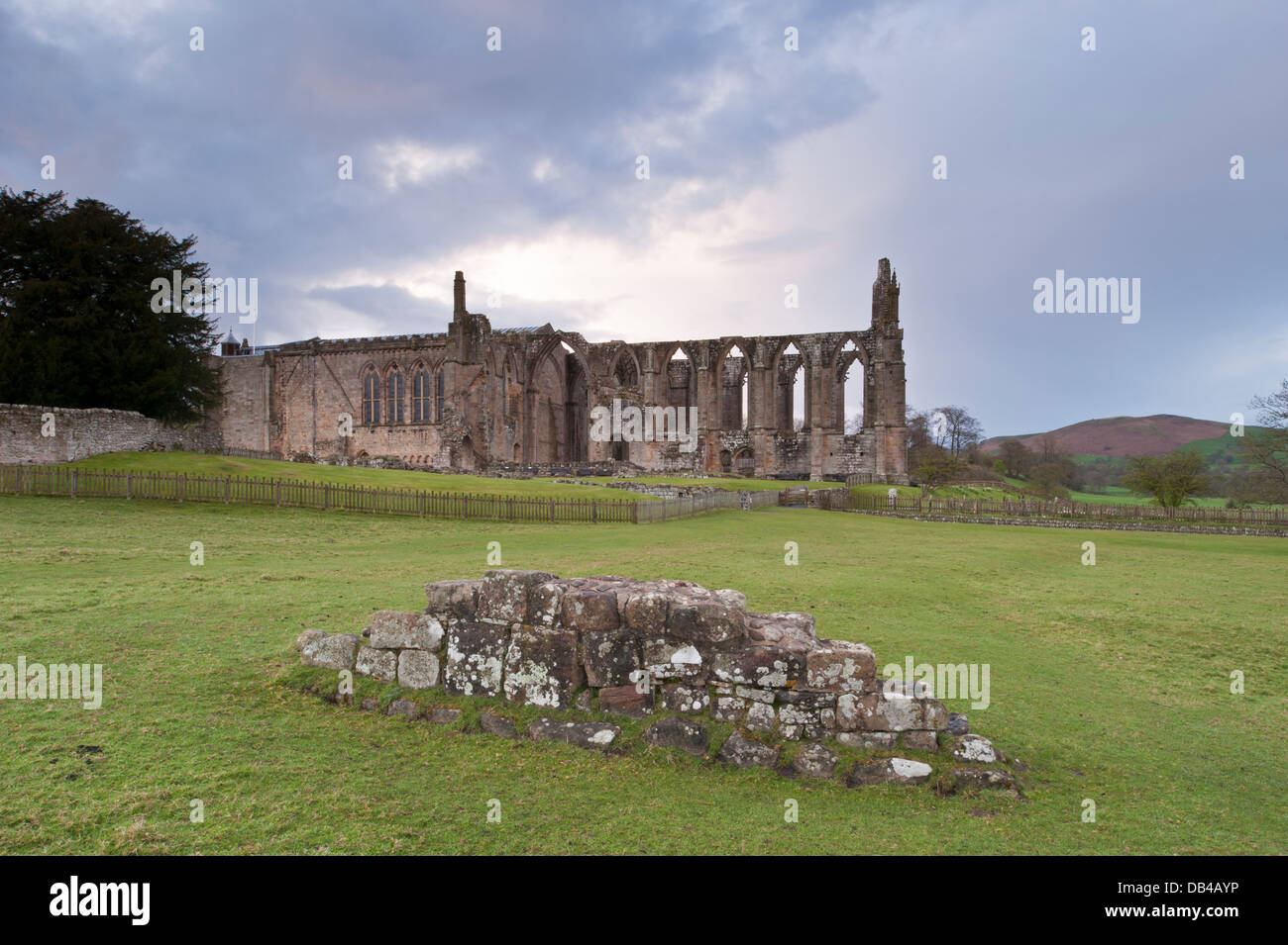 Ansicht von Süden der alten, malerischen monastischen Ruinen von Bolton Abbey & Klosterkirche, in der malerischen Landschaft - Yorkshire Dales, England, UK. Stockfoto