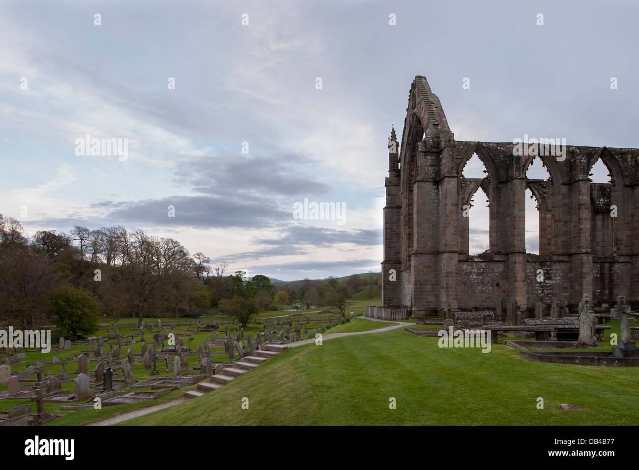 Blick von Norden der alten, malerischen monastischen Ruinen von Bolton Abbey & Friedhof Grabsteine, in der malerischen Landschaft - Yorkshire Dales, England, UK. Stockfoto