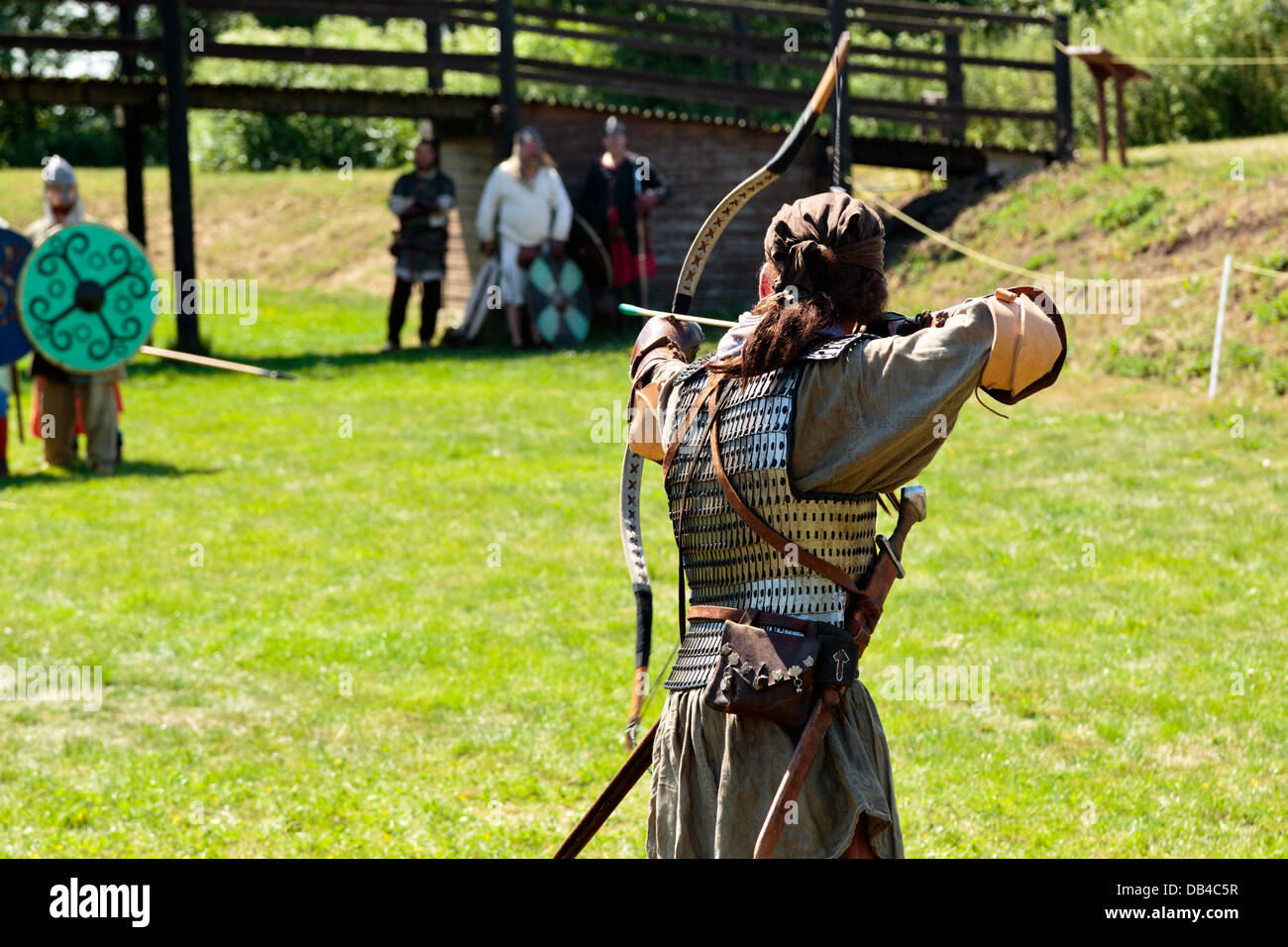 Viking Archer mit dem Ziel, seinen Pfeil, seine Feinde anzugreifen Reenactment im Flag Fen archäologischen Park, Peterborough, England Stockfoto