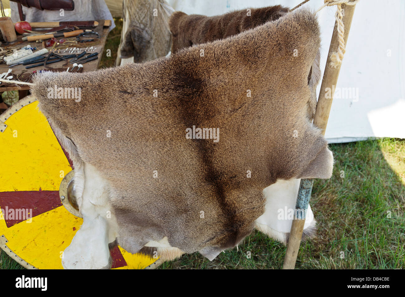 Viking Händler Artikel für Verkauf Hirschleder Flag Fen archäologischen Park, Peterborough, England Stockfoto