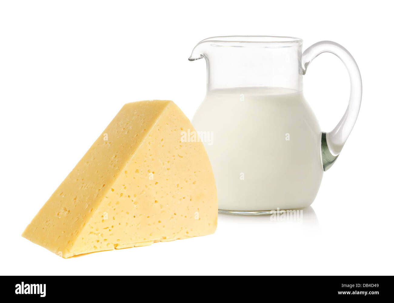 Großes Stück Käse und Glas Krug mit Milch auf weißem Hintergrund Stockfoto