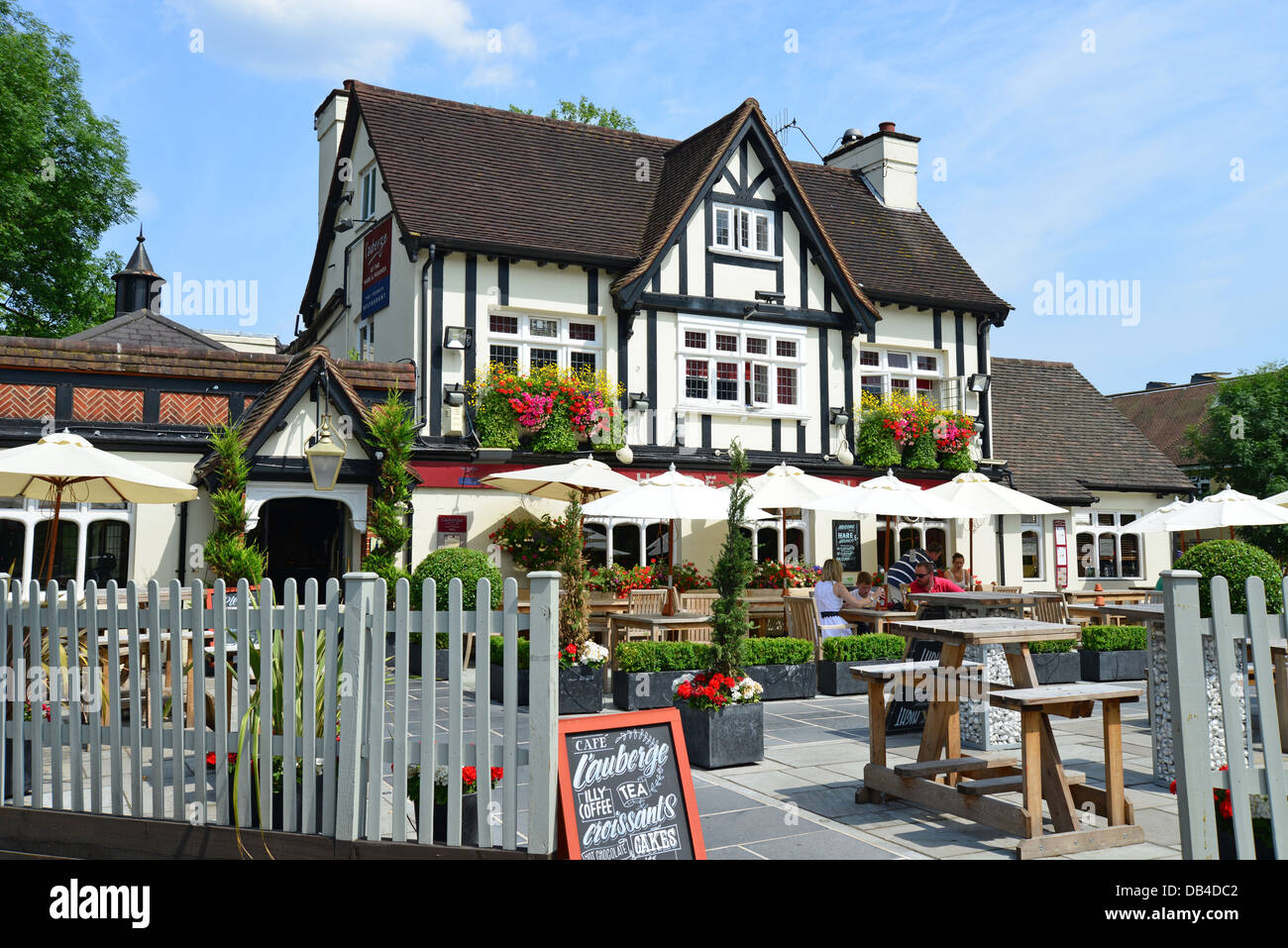 Der Hare And Hounds Pub, The Green, Claygate, Surrey, England, Vereinigtes Königreich Stockfoto