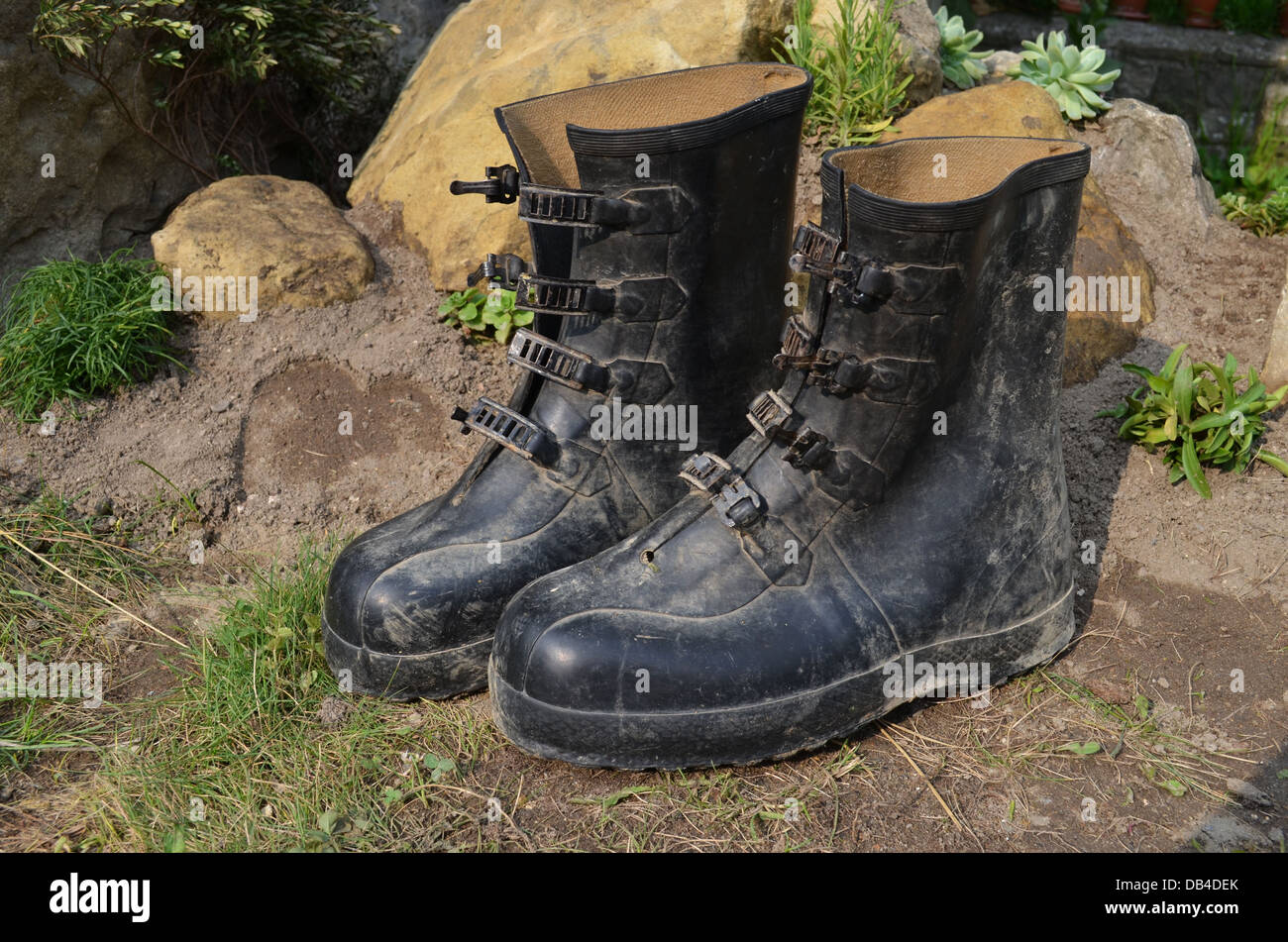 Blick auf alte schmutzige Gummistiefel Stockfoto