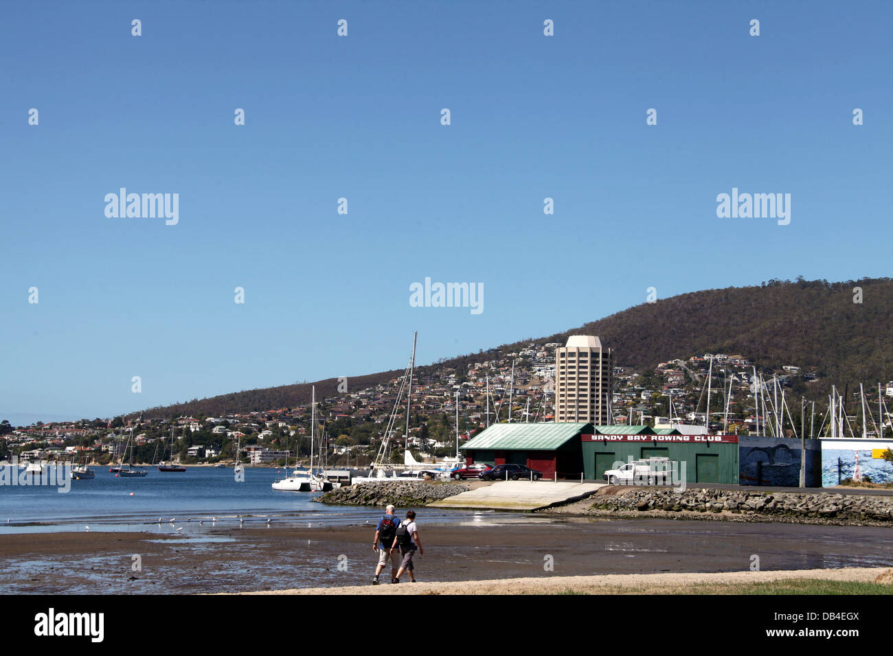 Paar Walking in Sandy Bay in Hobart mit dem Wahrzeichen Wrest Point Hotel Casino im Hintergrund. Stockfoto
