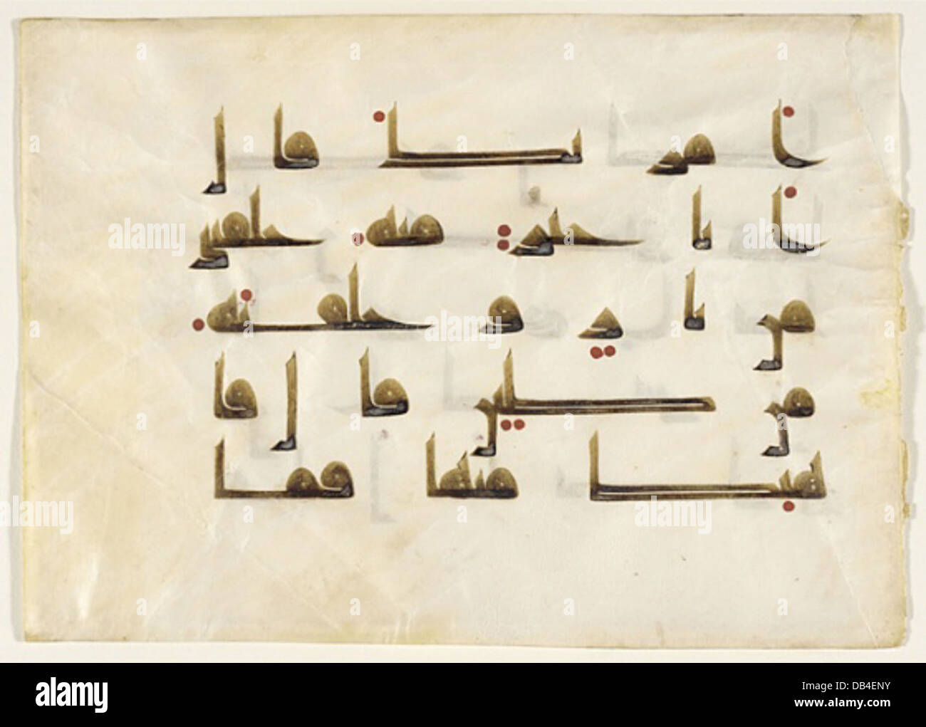 Diese Seite aus einem Manuskript des Korans zeigt wunderschöne Kalligrafie und geometrische Designs, die die Bedeutung der islamischen Kunst und des heiligen Textes in kulturellen und religiösen Kontexten demonstrieren. Stockfoto