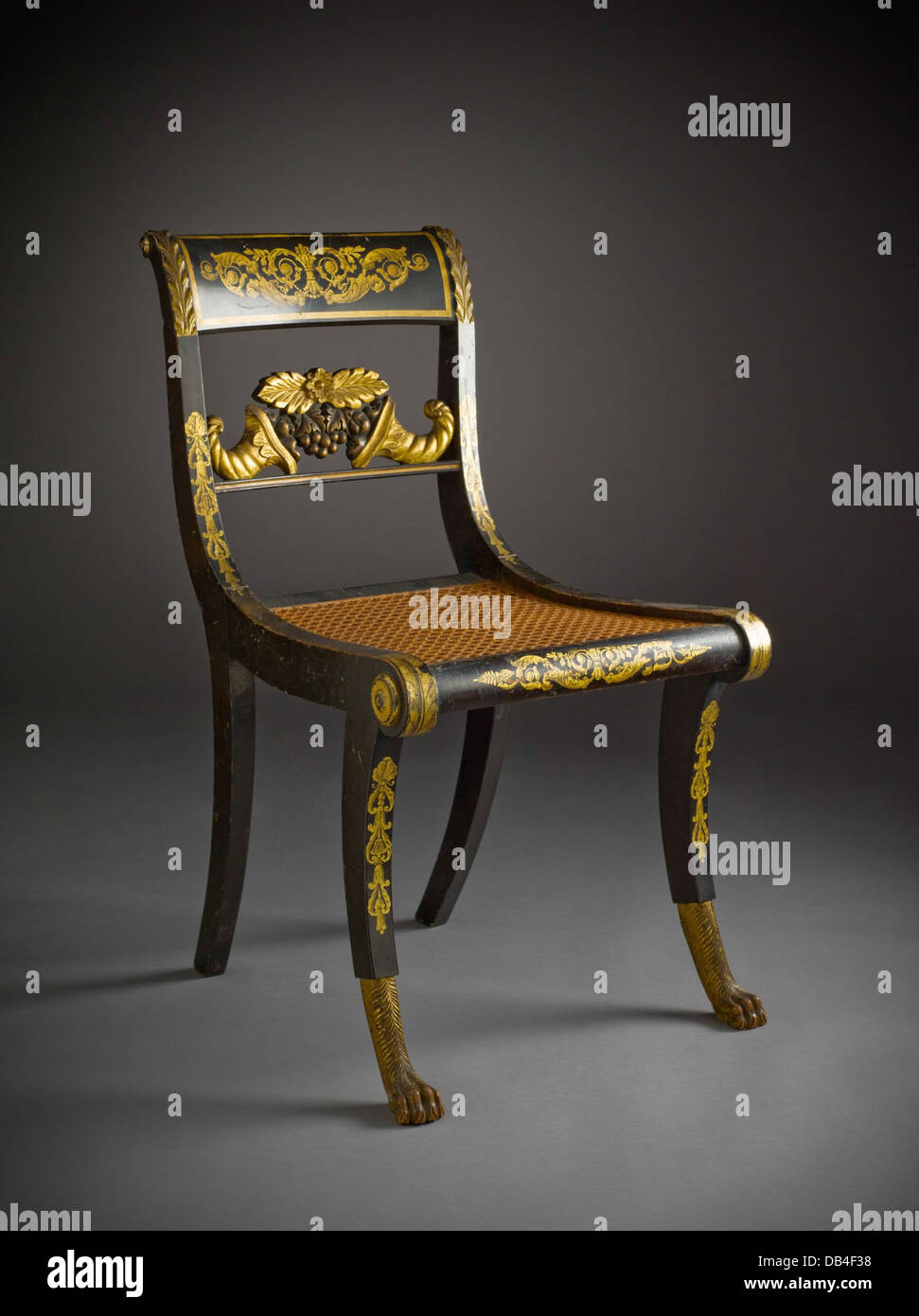 Diese auf der LACMA ausgestellten Beistellstühle im Klismos-Stil sind ein schönes Beispiel für altgriechisches Design. Mit geschwungenen Rücken und schmal zulaufenden Beinen repräsentieren sie die Eleganz und Handwerkskunst des klassischen Möbeldesigns. Stockfoto Diese auf der LACMA ausgestellten Beistellstühle im Klismos-Stil sind ein schönes Beispiel für altgriechisches Design. Mit geschwungenen Rücken und schmal zulaufenden Beinen repräsentieren sie die Eleganz und Handwerkskunst des klassischen Möbeldesigns. Stockfoto