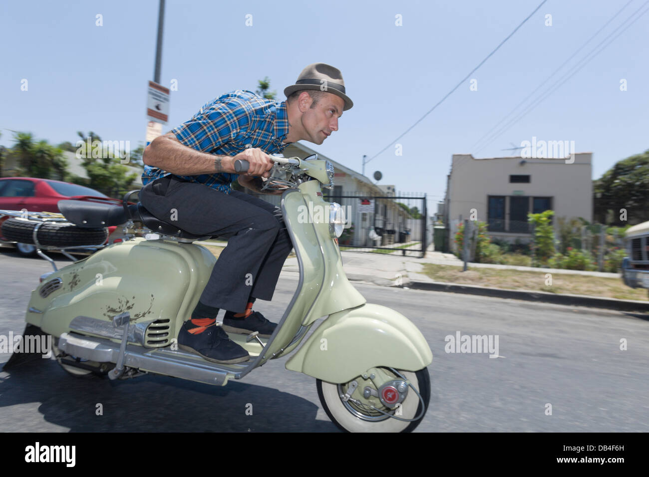 SILVERLAKE, CA 3 Juli - Aaron Rose Reiten ein Moped in Silverlake, Kalifornien am 3. Juli 2008. Stockfoto