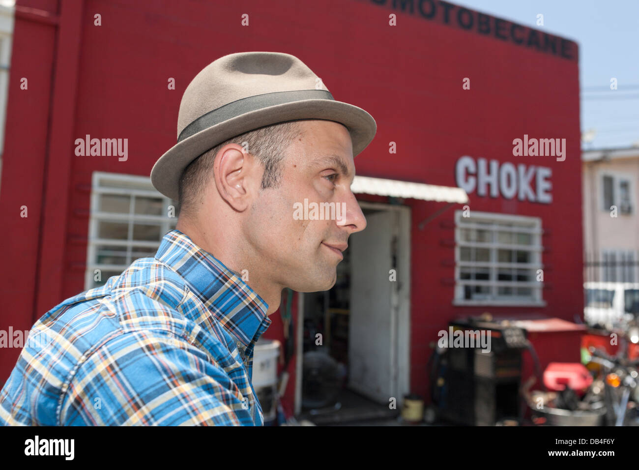 SILVERLAKE, CA 3 Juli - Aaron Rose Reiten ein Moped in Silverlake, Kalifornien am 3. Juli 2008. Stockfoto