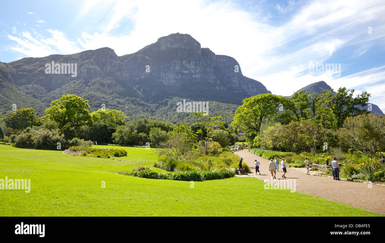 Besucher entspannend im Kirstenbosch National Botanical Garden. Kirstenbosch feierte sein hundertjähriges Bestehen im Juli 2013. Stockfoto
