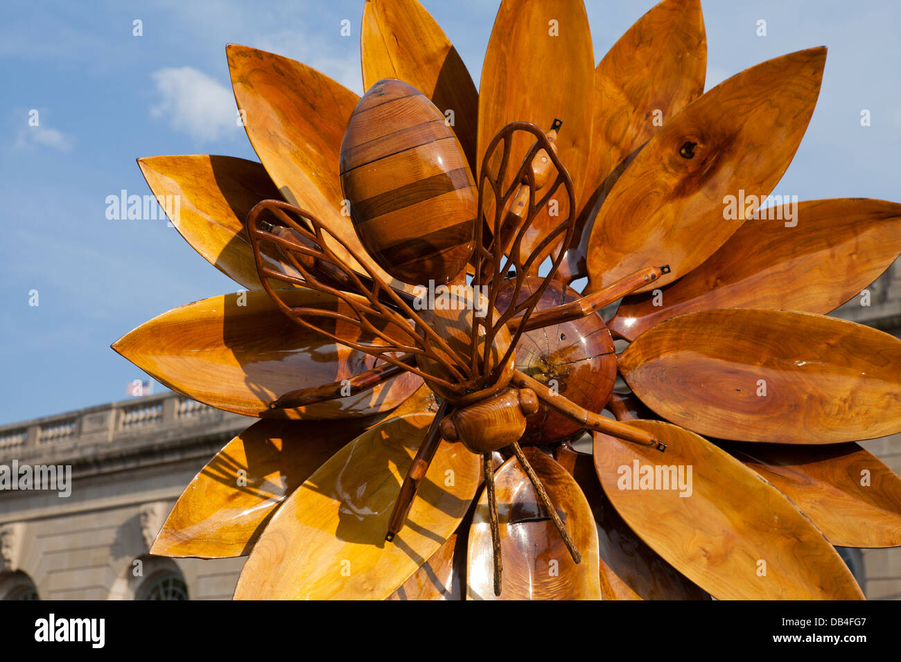 Holzskulptur von Biene auf Blume - USA Stockfoto