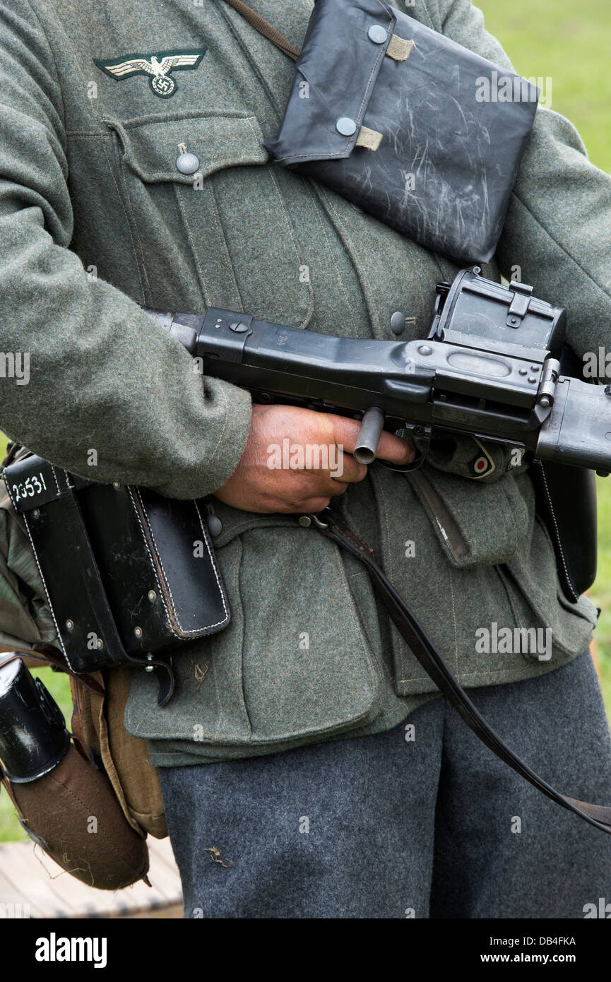 WW2 Wehrmacht Soldat mit Maschinengewehr. Historische re Inszenierung. Stockfoto