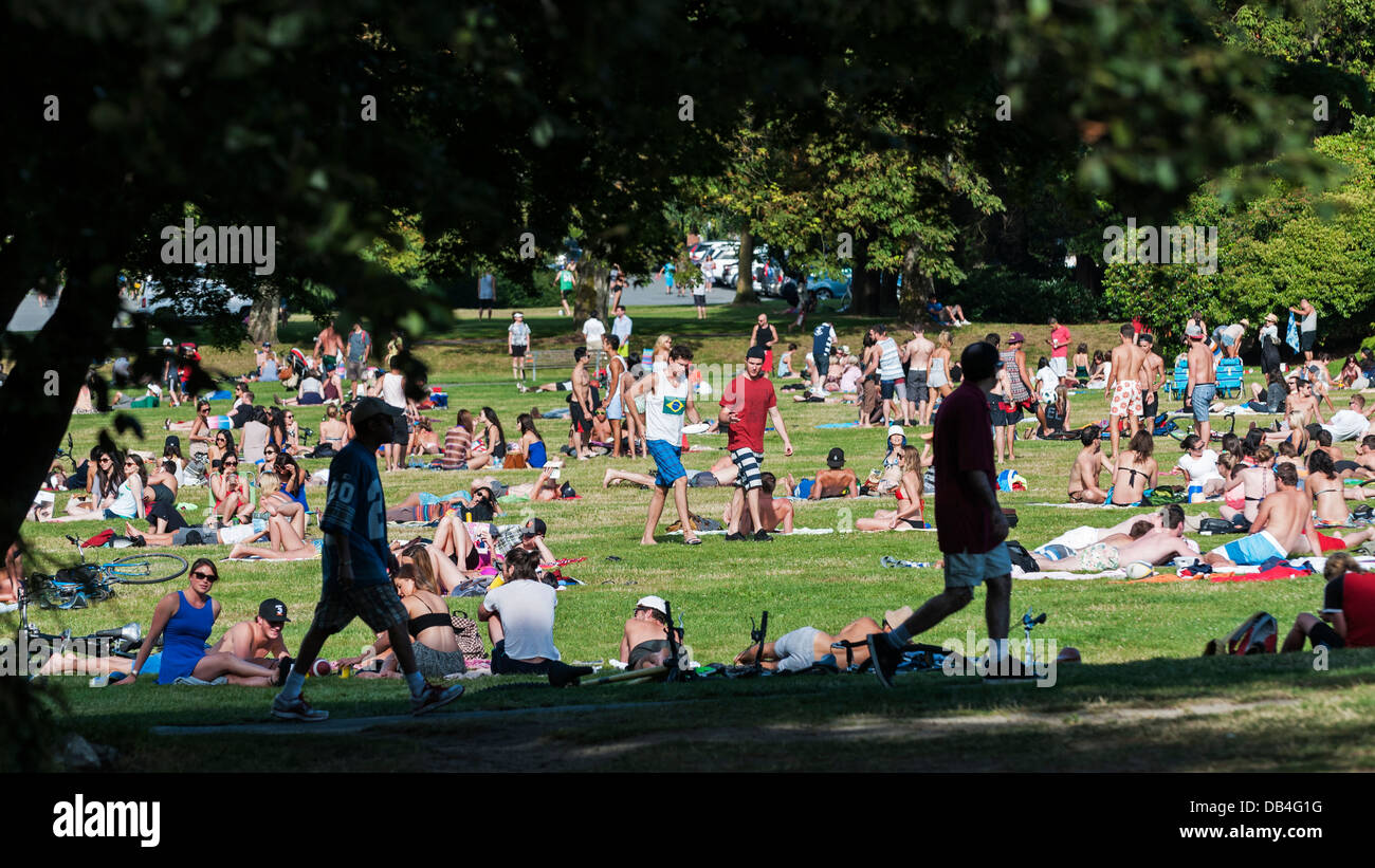 Junge Menschen strömen in Kitsilano Beach Park, Vancouver, Kanada zu sozialisieren und genießen Sie die Sonne auf einen schönen Sommer Tag Stockfoto