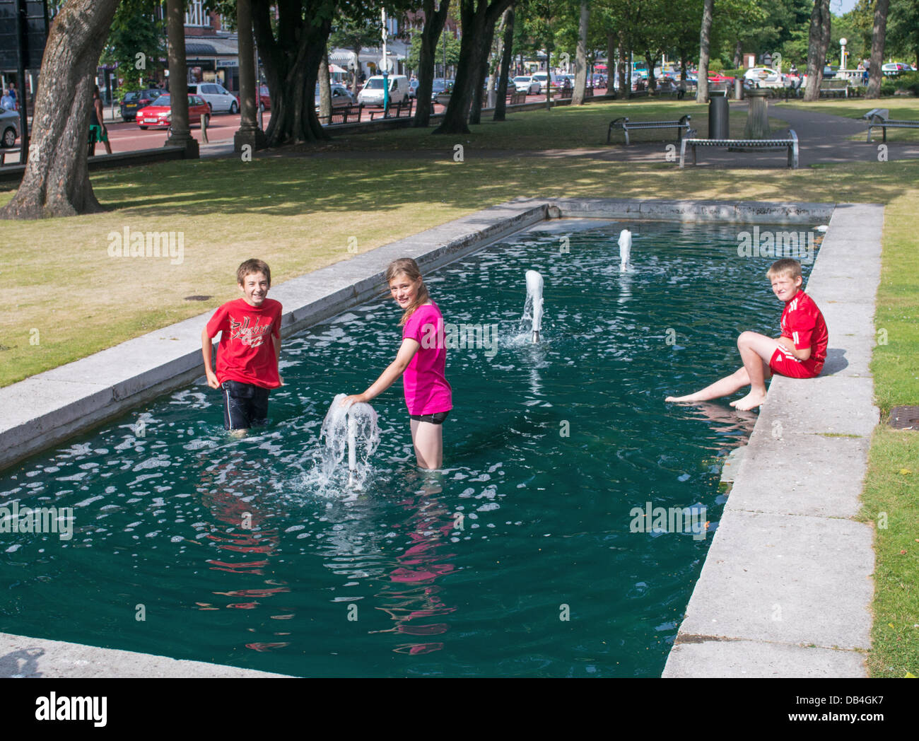 Kinder erfrischen Sie sich im Wasser-Funktion in Southport Park während Sommer Hitzewelle, North West England, UK Stockfoto