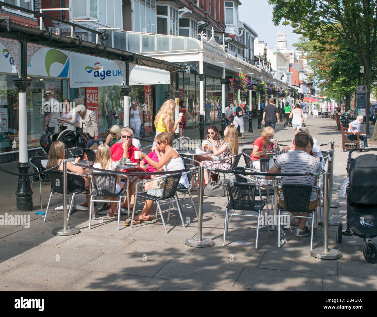 Menschen Essen und trinken im Straßencafé Lord Street, Southport Town Center, North West England, UK Stockfoto