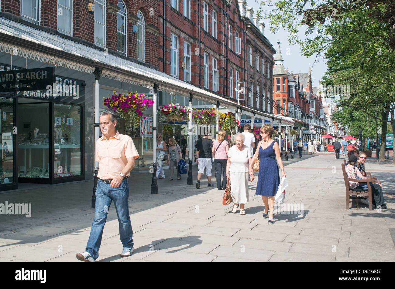 Menschen zu Fuß entlang der Lord Street, Southport Stadt Zentrum, Nord-West-England, UK Stockfoto